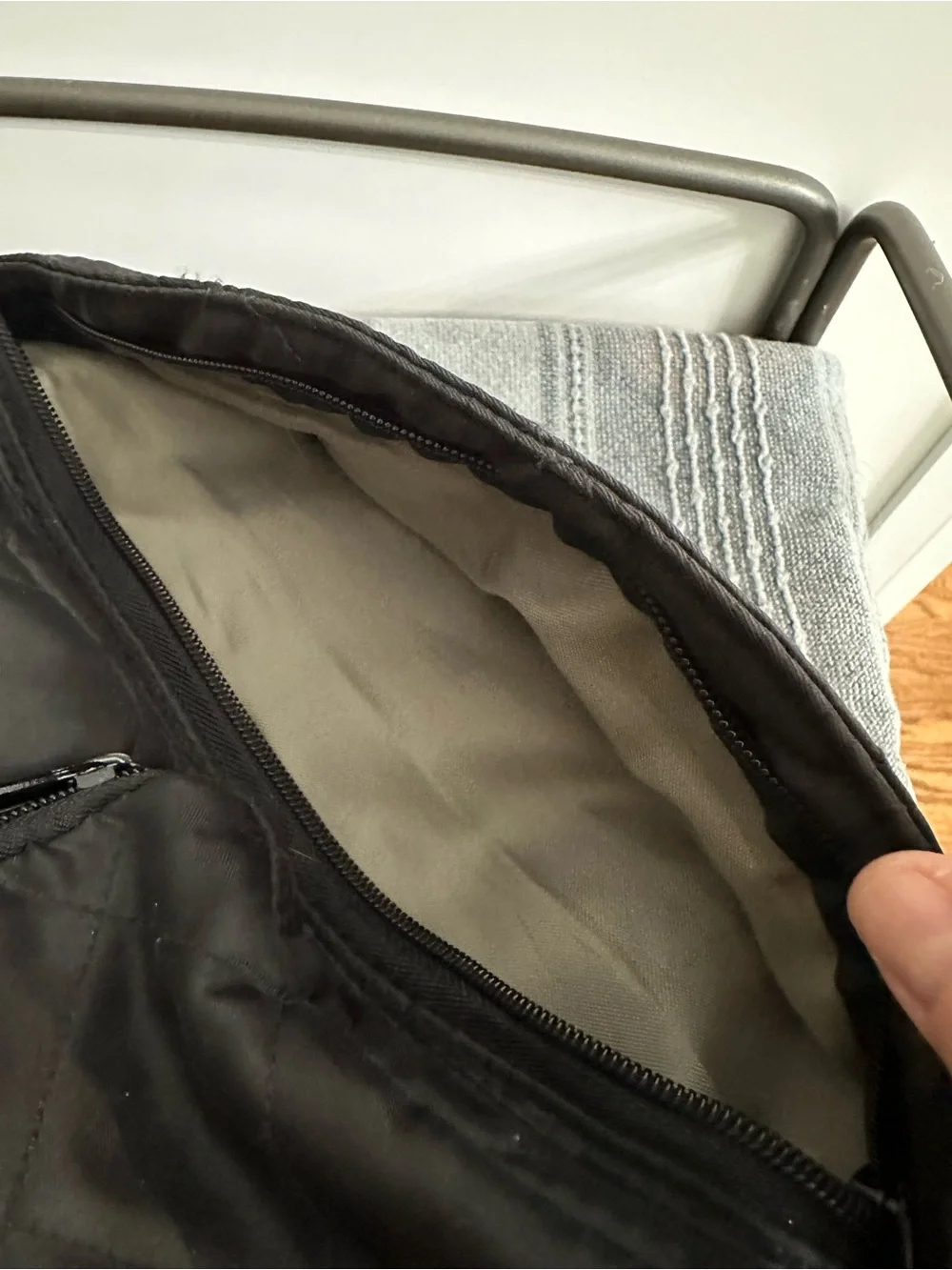 Kavu Quilted Black Crossbody Sling Bag - Picture 8 of 10